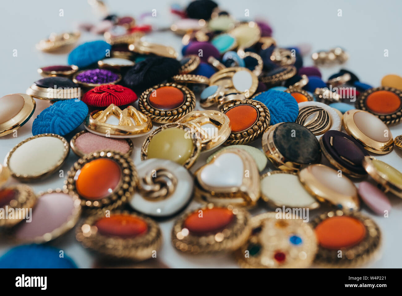 Ensemble de boutons de différentes couleurs et formes Banque D'Images