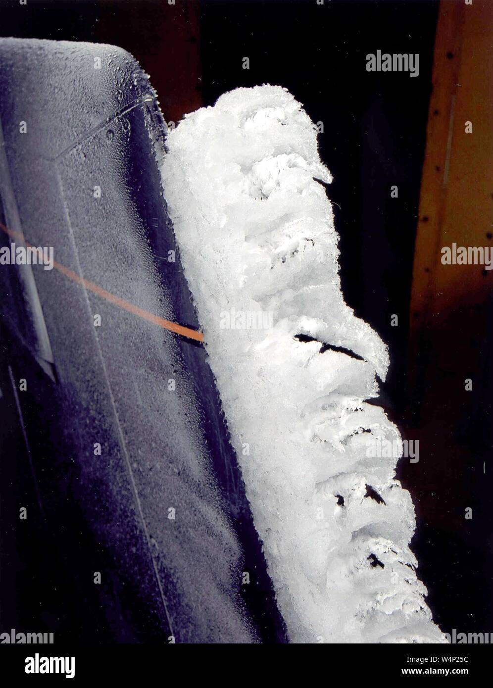 Queue de homard 'glace' la formation de glace sur le bord d'un aéronef de queue dans le tunnel pour la recherche sur le givrage au NASA Glenn Research Center, Cleveland, Ohio, le 6 janvier 1999. Droit avec la permission de la National Aeronautics and Space Administration (NASA). () Banque D'Images