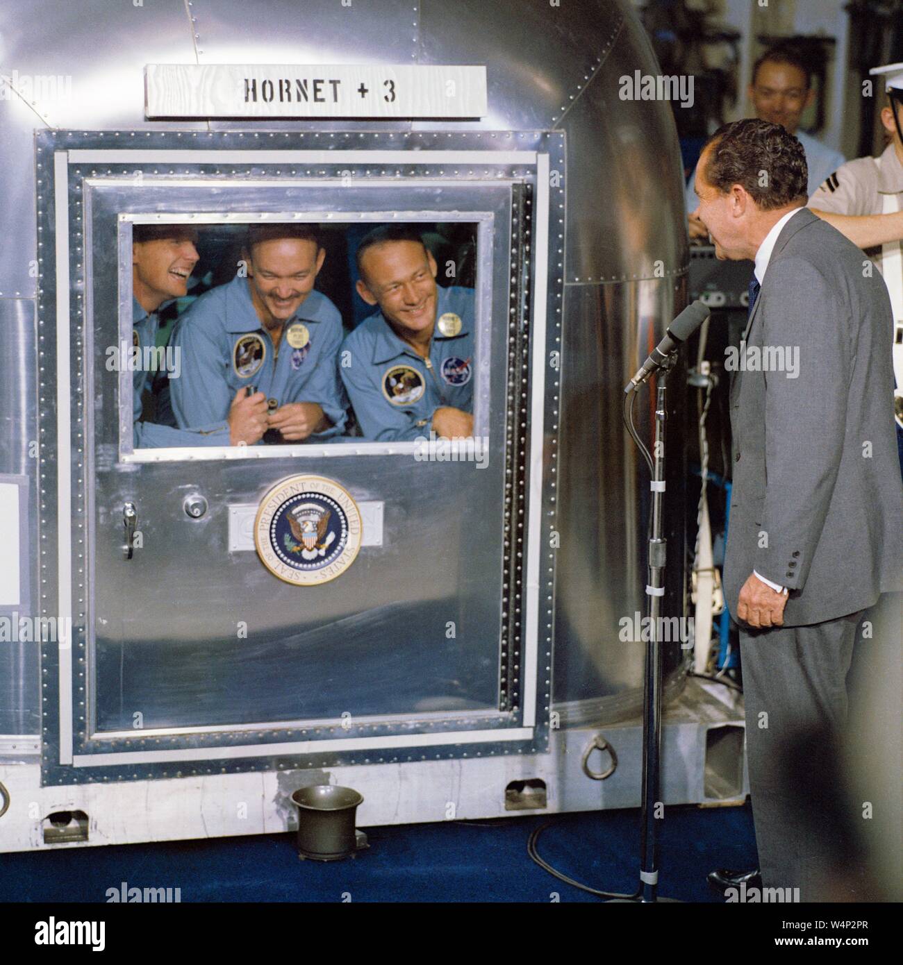 Le président Richard Nixon M se félicite de l'astronautes d'Apollo 11 après l'alunissage, le 24 juillet 1969. Droit avec la permission de la National Aeronautics and Space Administration (NASA). () Banque D'Images