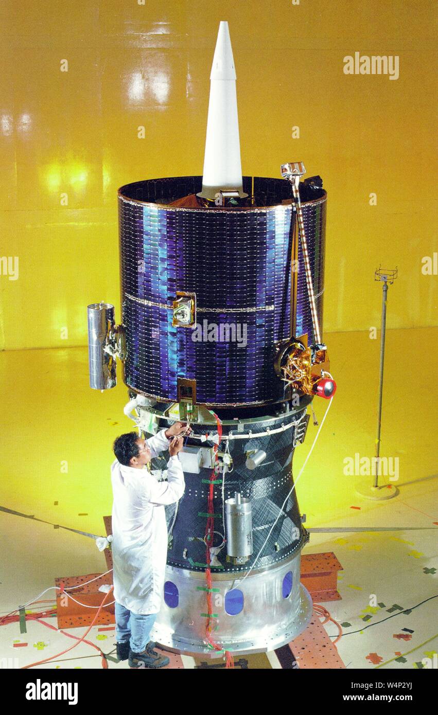 L'ingénieur de la NASA mate complètement monté au sommet de la sonde Lunar Prospector 37 Star Lunar module Injection Trans, 1997. Droit avec la permission de la National Aeronautics and Space Administration (NASA). () Banque D'Images