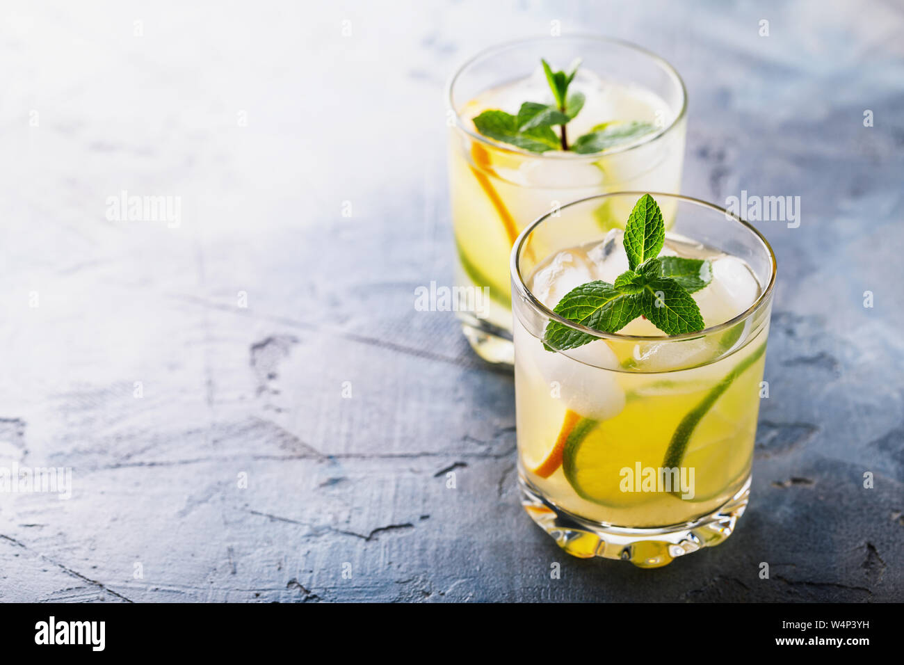 Délicieuse boisson au jus de citron, de lime et de menthe sur la table with copy space Banque D'Images