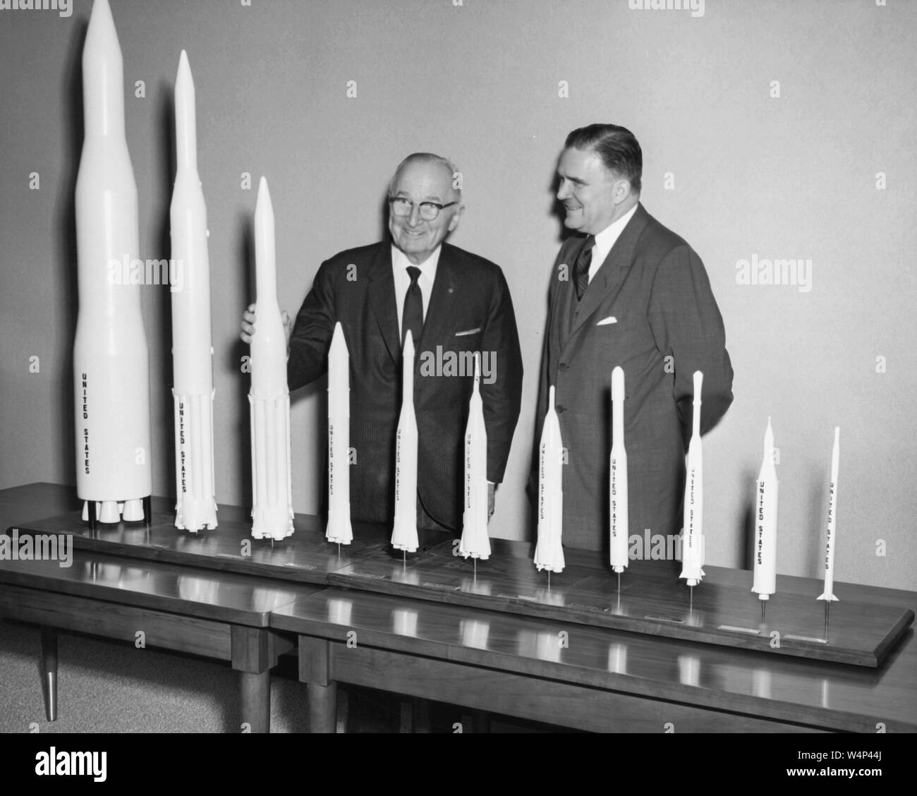 L'administrateur de la NASA, James Webb E présente une collection de modèles de fusées pour le président Harry S. Truman au cours d'une visite présidentielle à récemment ouvert, le quartier général de la NASA à Washington, District de Columbia, le 3 novembre 1961. Droit avec la permission de la National Aeronautics and Space Administration (NASA). () Banque D'Images
