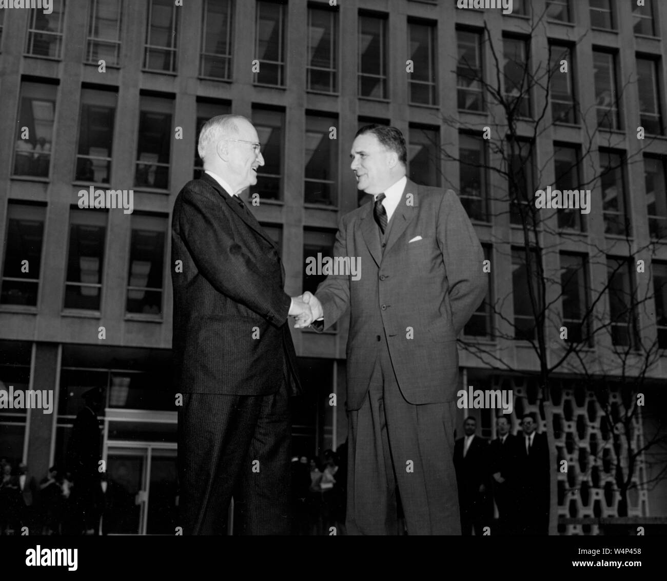 Le président Harry S. Truman, serre la main avec l'administrateur de la NASA James E Webb lors d'une visite présidentielle à l'ouverture récente du nouveau quartier général de la NASA à Washington, District de Columbia, le 3 novembre 1961. Droit avec la permission de la National Aeronautics and Space Administration (NASA). () Banque D'Images
