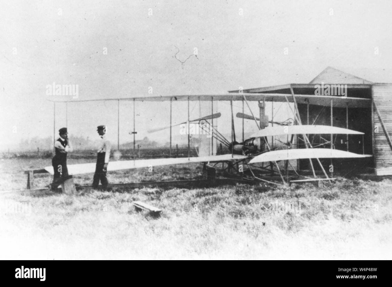 Frères Wilbur et Orville Wright avec Flyer II à des Prairies Huffman, à l'extérieur de Dayton, Ohio, Mai, 1904. Droit avec la permission de la National Aeronautics and Space Administration (NASA). () Banque D'Images