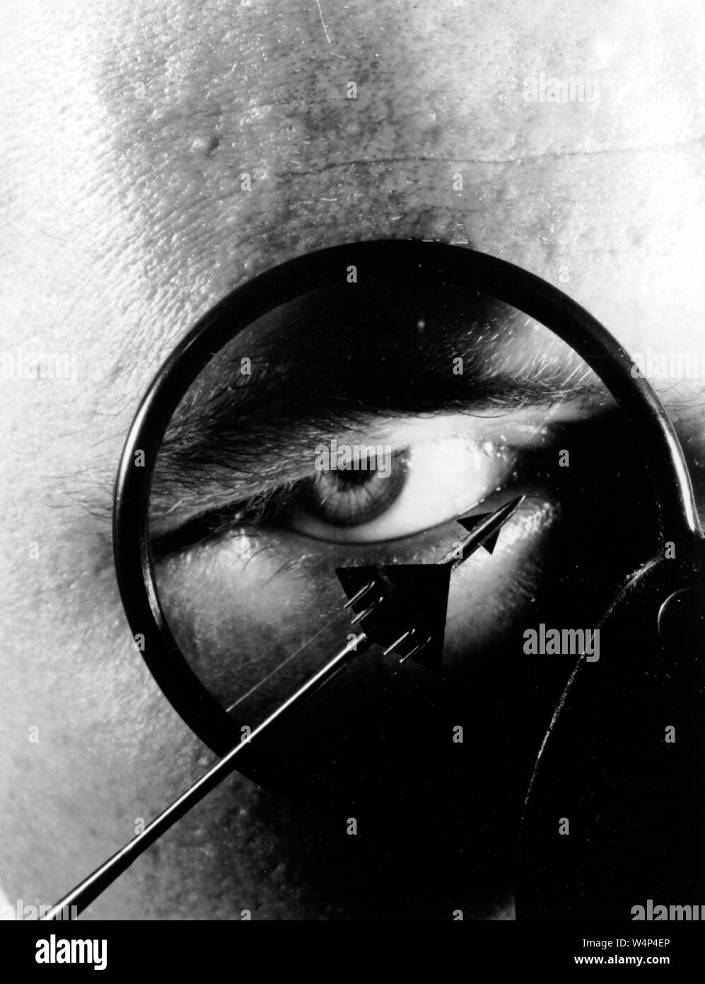 Ingénieur de la NASA examine le modèle à l'échelle d'un pouce d'un avion supersonique à Langley Research Center, Hampton, Virginie, 1960. Droit avec la permission de la National Aeronautics and Space Administration (NASA). () Banque D'Images