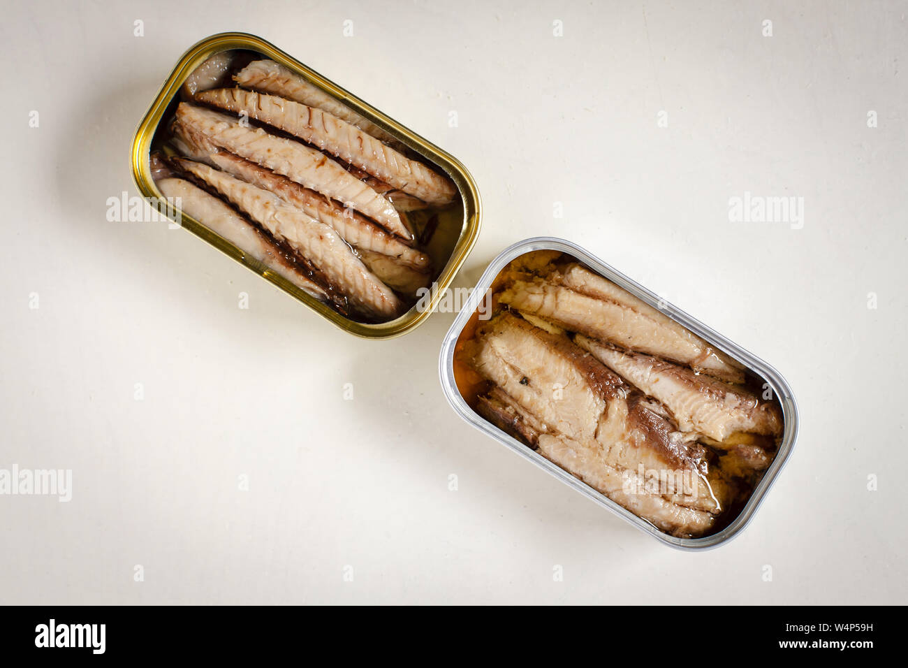 Les sardines et les maquereaux en boîte sur fond de table blanc Banque D'Images