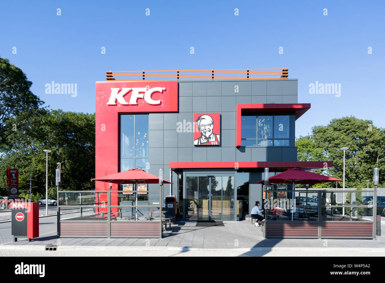 Le fast-food KFC à Spijkenisse, Pays-Bas. Kentucky Fried Chicken (KFC) est la deuxième plus grande chaîne de restaurants. Banque D'Images