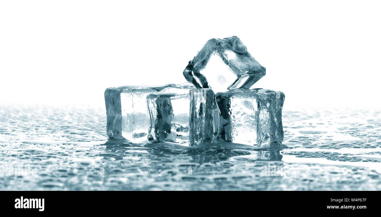 Un groupe de cubes de glace fond noir et bleu de fusion Banque D'Images