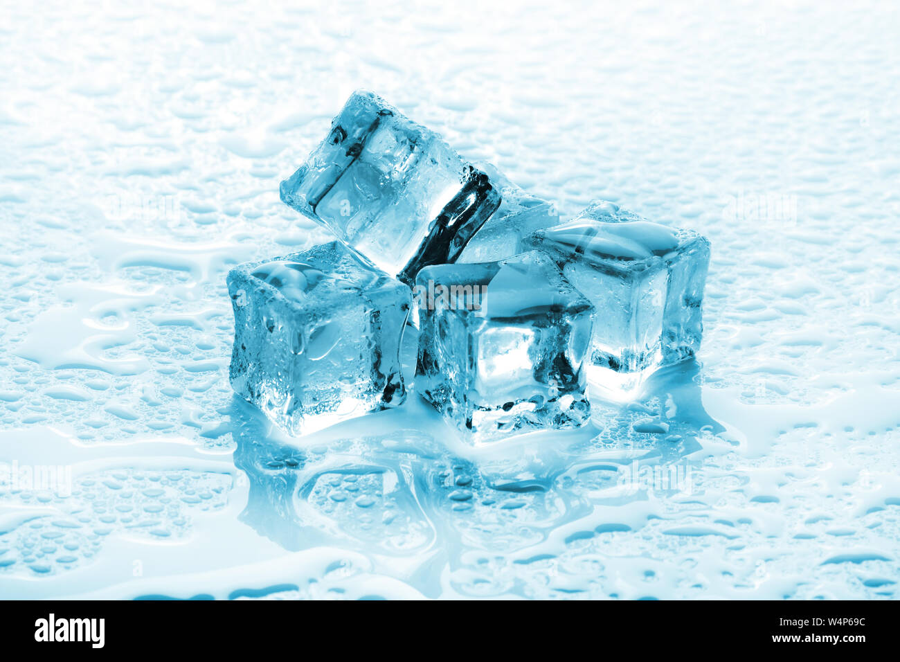 Une pile de six cubes de glace sur un fond humide Banque D'Images