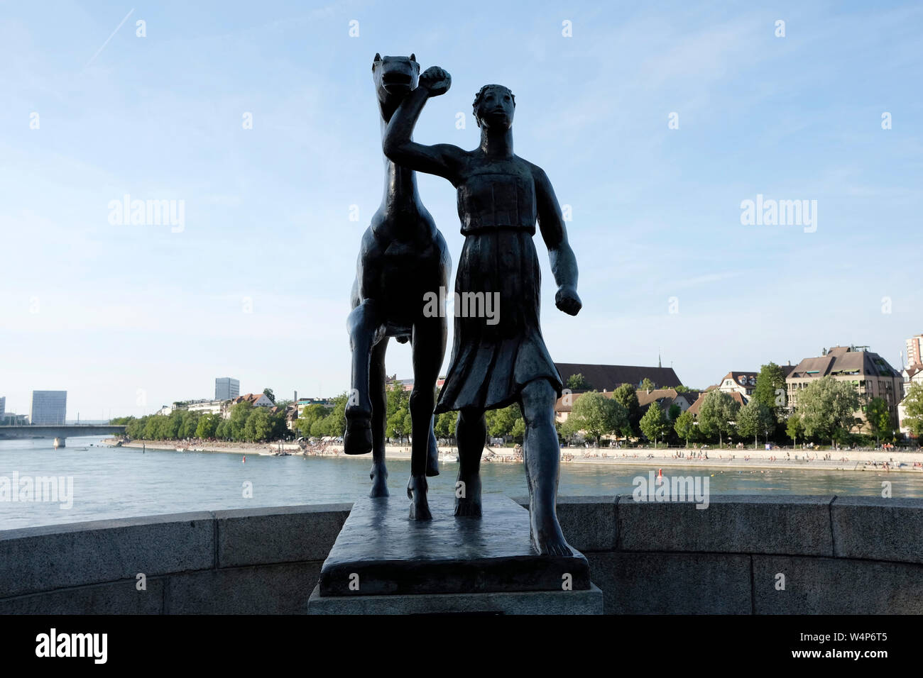 Une sculpture d'Amazon menant un cheval par Carl Nathan Burckhardt, au milieu pont, Bâle, Suisse Banque D'Images