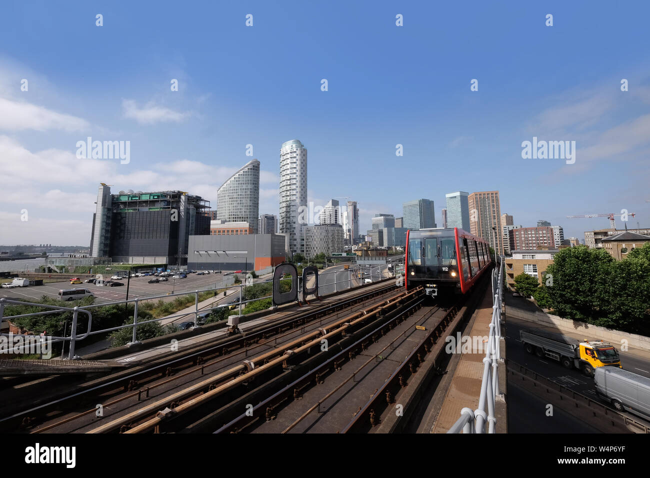 London, Royaume-Uni 6 Juillet 2019 : Canary Wharf skyline vu de Tower Hamlets, le DLR (Docklands Light Railway train en avant-plan sur les jours de l'été, log Banque D'Images