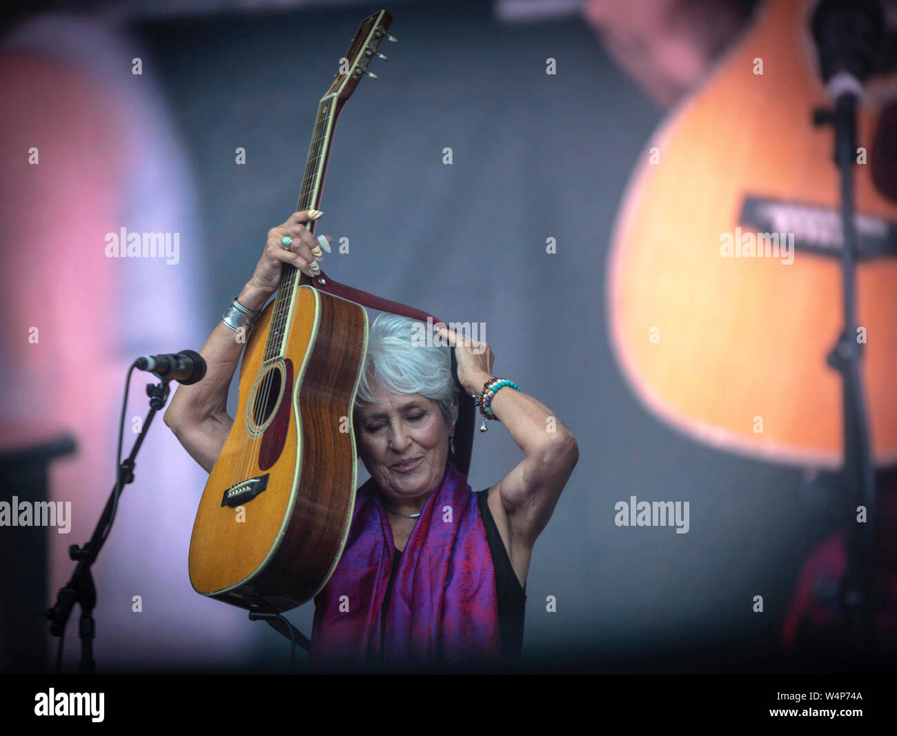 La plage de Zurriola, Espagne. 24 juillet 2019. Joan Baez effectuant le 24 juillet 2019 au stade vert Heineken, placé sur la plage de Zurriola, de la Heineken Jazz Festival l'un de ses derniers concerts avant sa retraite comme une partie de sa tournée mondiale "Fare la roue". Lieu 24-28 Juillet à Donostia-San Sebastian la 54 édition de la Heineken Jazzaldia 2019 (Basque Country-Spain). Le Festival est l'un des plus anciens en Europe et le plus ancien de l'Espagne. Crédit : Gary Roberts/Alamy Live News Banque D'Images