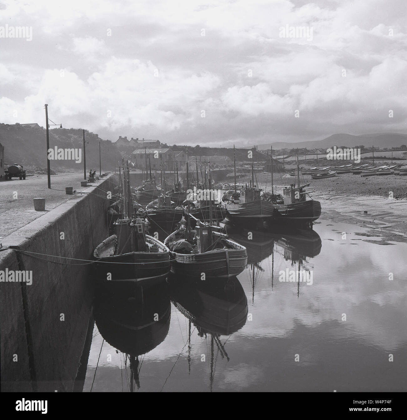 Années 1950, historiques, bateaux de pêche en bois dans un petit port, Co Antrim, en Irlande du Nord, Royaume-Uni. Banque D'Images