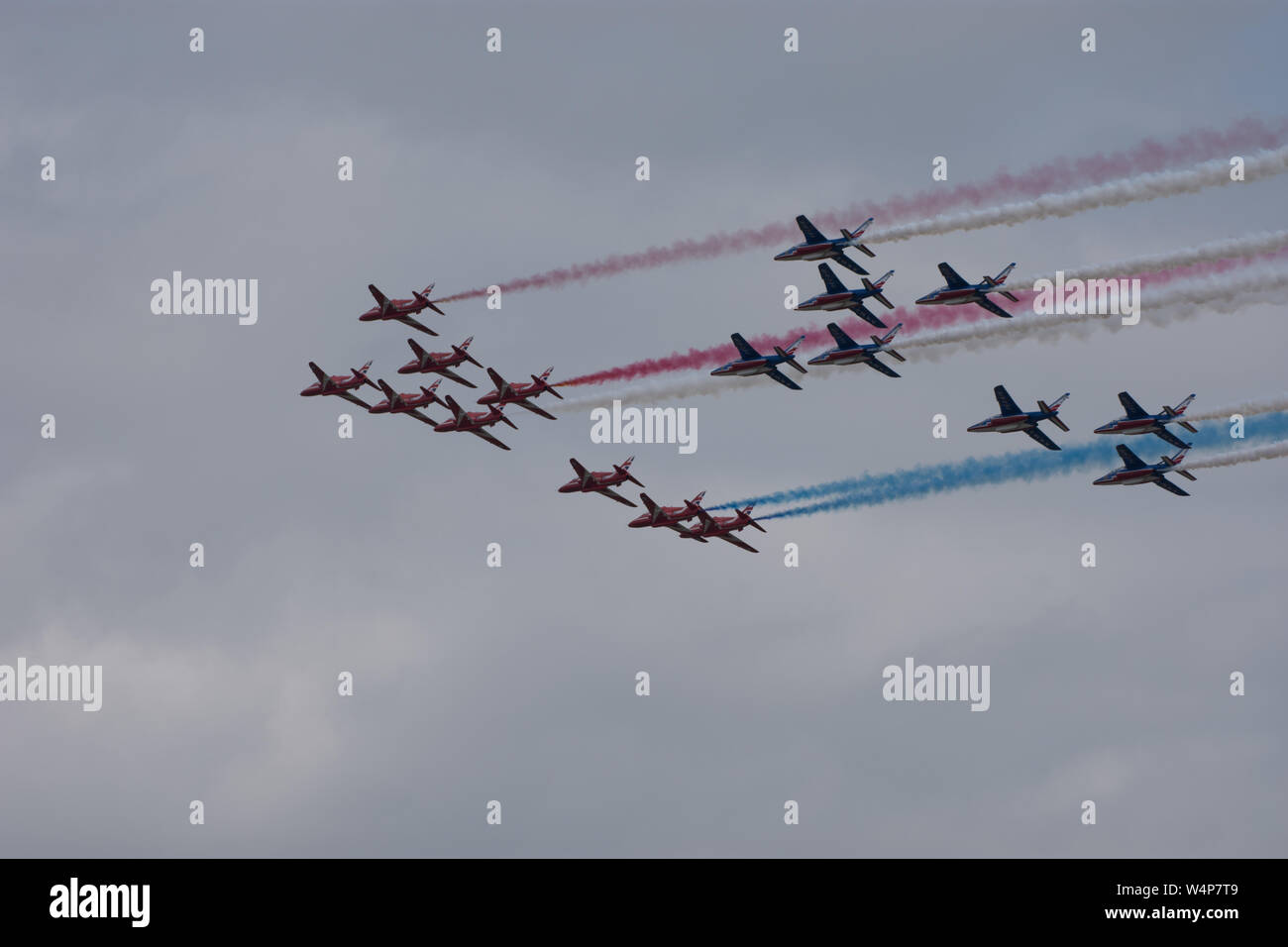 RAF Des flèches rouges et Patrouille de France 2019 Formation Concorde RIAT Fairford Banque D'Images