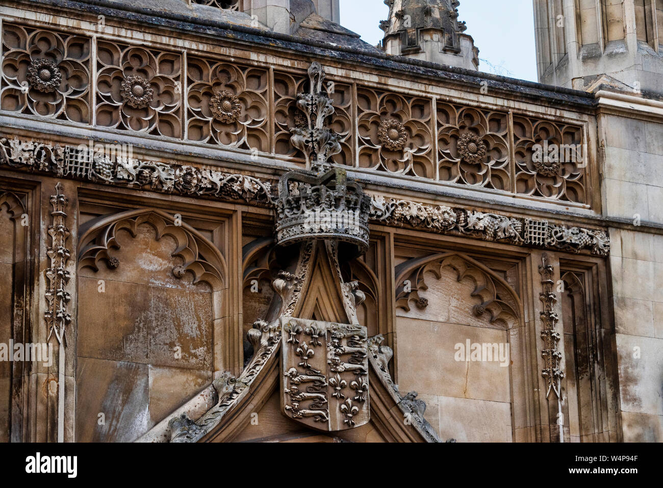 Cambridge, UK - Août 2018 : couronne sculptée dans la façade en pierre de l'entrée de Kings College Banque D'Images