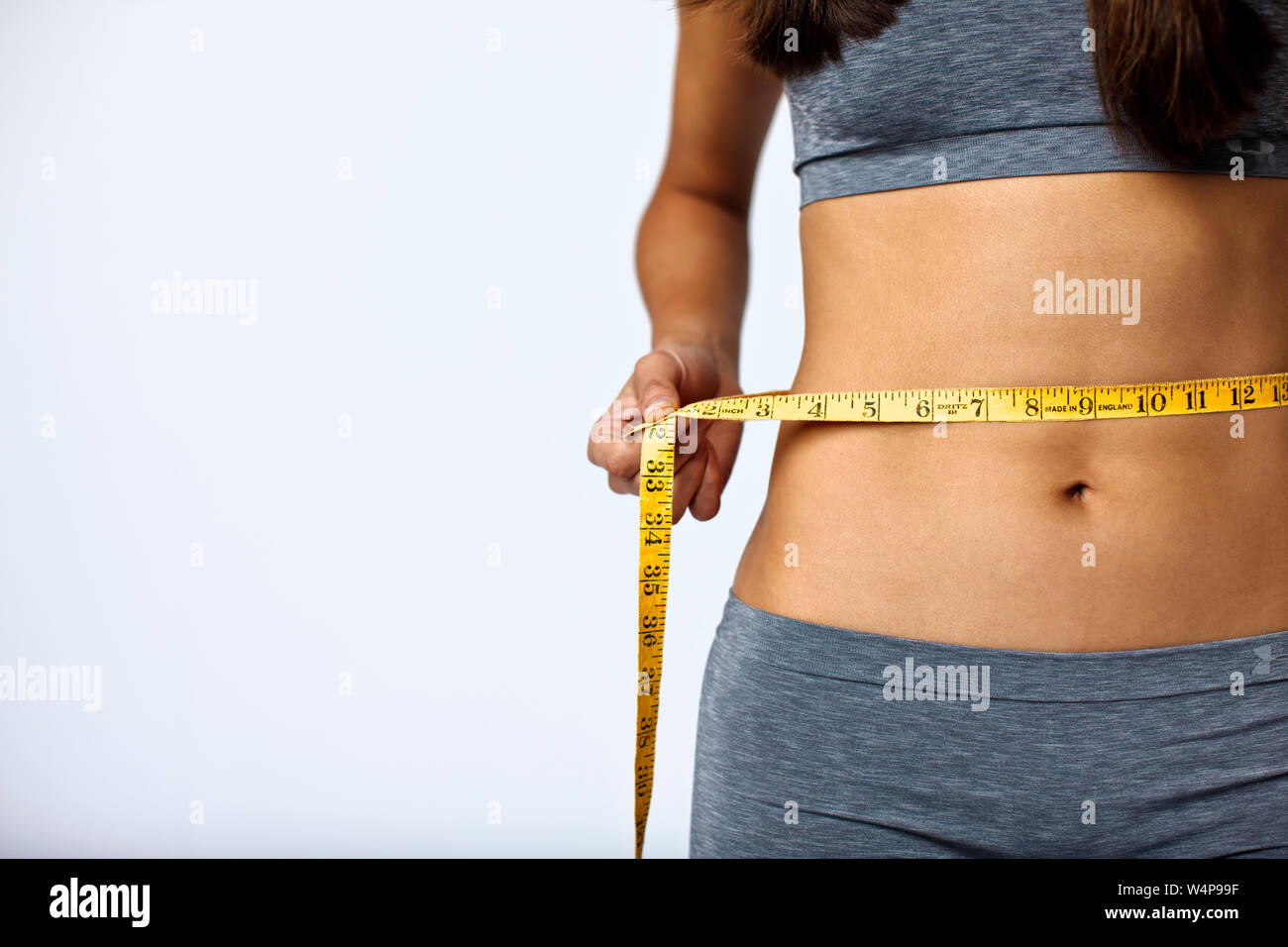 Close up of young kickboxer mesurer son tonique de l'estomac. Banque D'Images