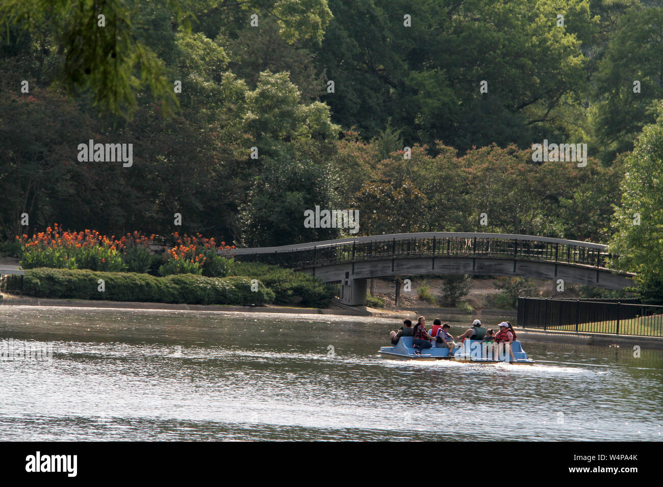 Les gens sur les bateaux à aubes sur le lac Howell dans Pullen Park, NC, USA Banque D'Images