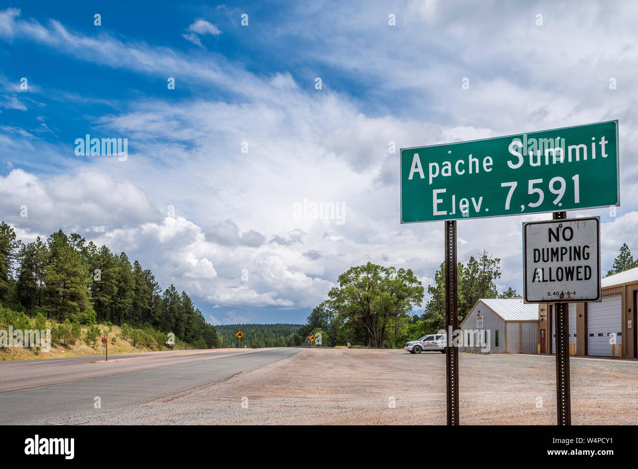 L'altitude du sommet apache Mescalero signe sur la réserve indienne Apache, l'US Highway 70 à Otero County, Nouveau Mexique, USA Banque D'Images