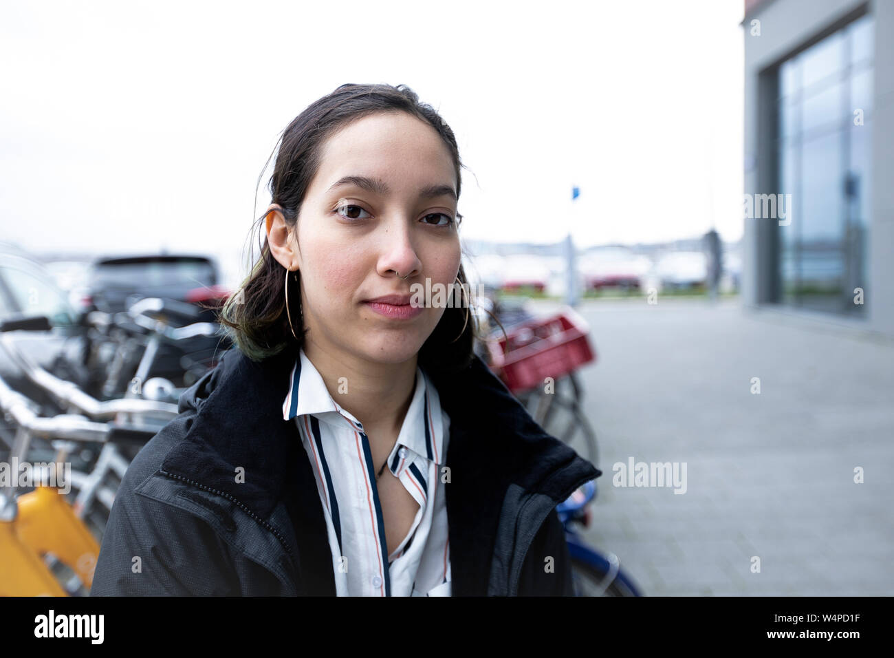 Jeune femme debout à l'extérieur de bâtiment de bureaux. Se rendre au travail. Banque D'Images