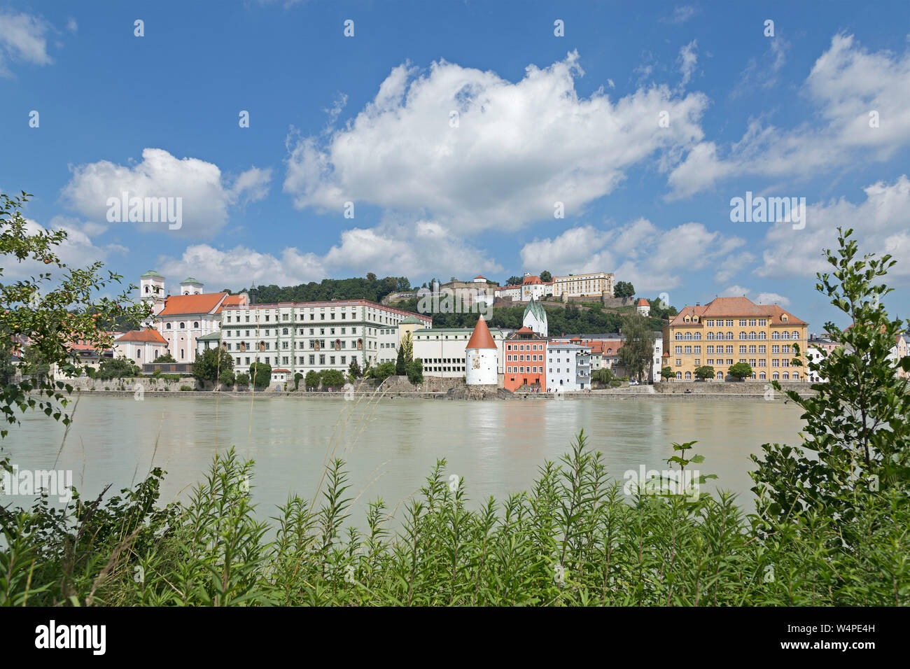 Vue sur la vieille ville et la rivière Inn de Innstadt, Passau, Thuringe, Bavière, Allemagne Banque D'Images