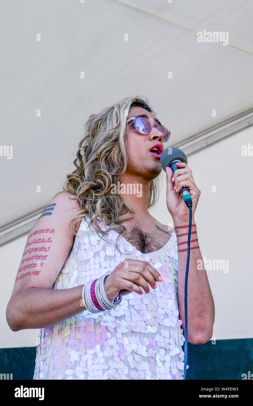 Vivek Shraya, trop attaché, Vancouver Folk Music Festival, Vancouver, British Columbia, Canada Banque D'Images