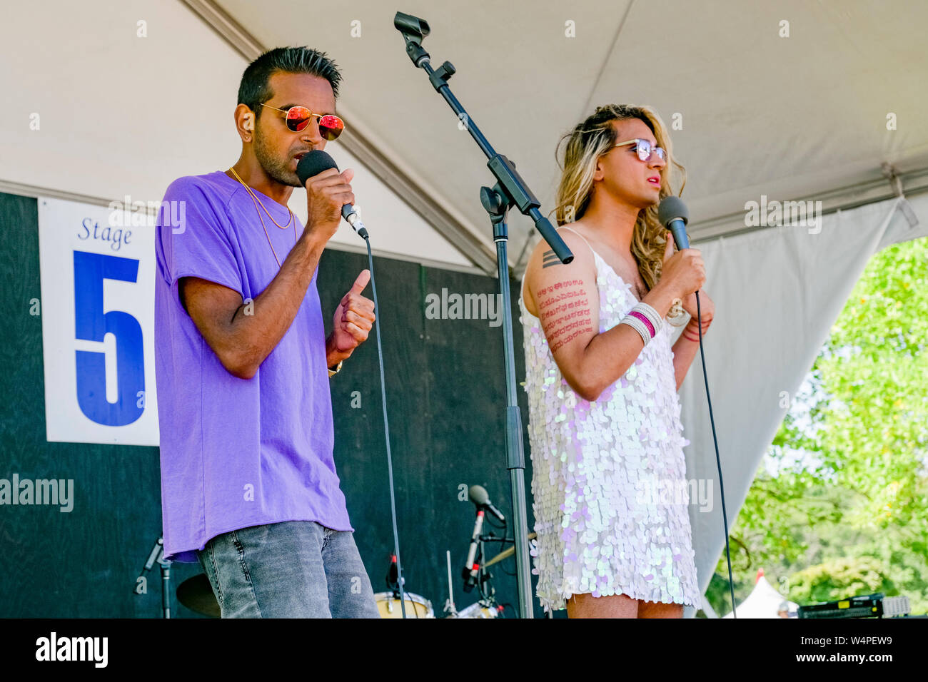 Trop attaché, les frères et sœurs Vivek Shraya Shamik, Bilgi. Vancouver Folk Music Festival, Vancouver, British Columbia, Canada Banque D'Images