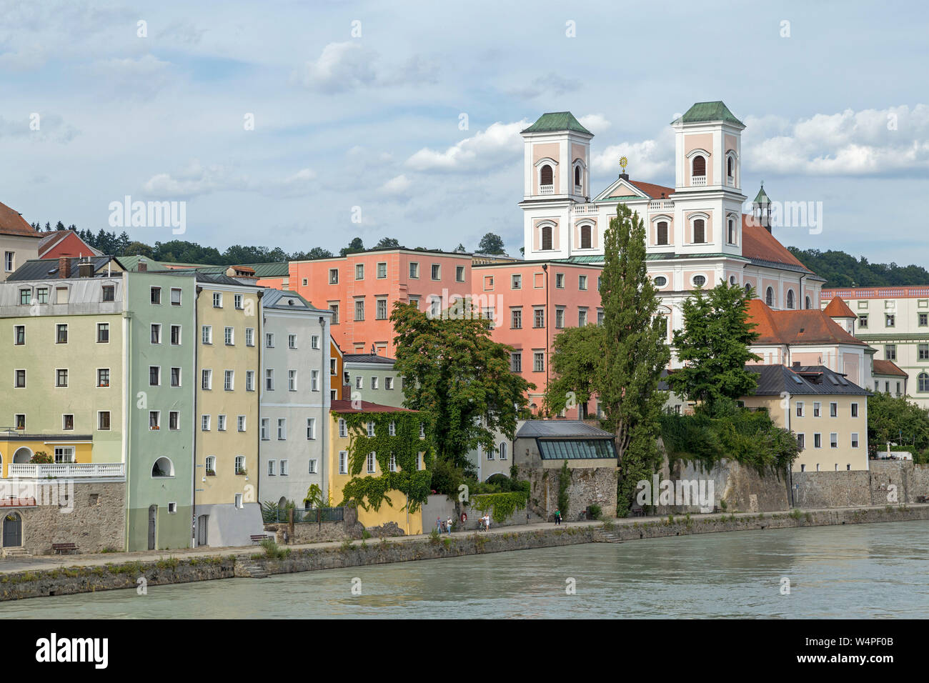 Église Saint Michel, River Inn, Passau, Bavière, Allemagne Banque D'Images