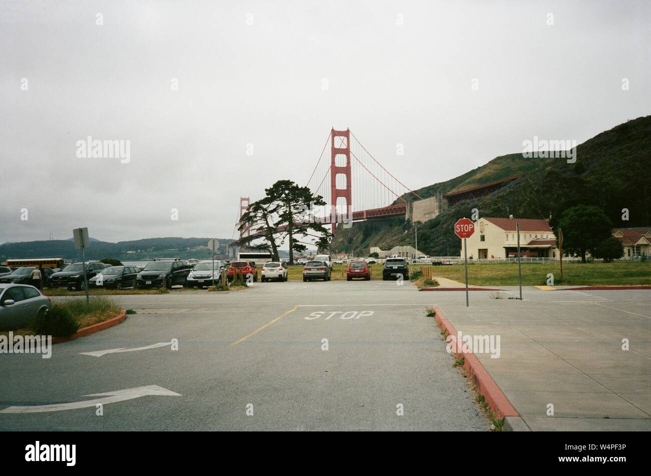 Golden Gate Bridge et bâtiments du Fort Baker sont visibles à Sausalito, Californie en un jour brumeux, le 3 mai 2018. () Banque D'Images