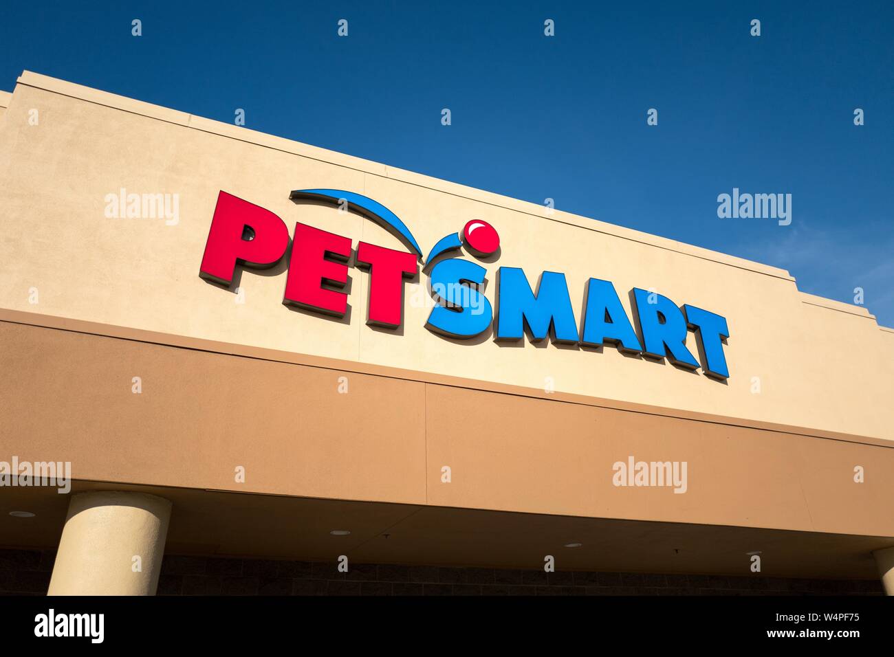 Close-up de l'emblème et signe sur façade de Petsmart animalerie à Dublin, Californie, le 23 juillet 2018. Banque D'Images