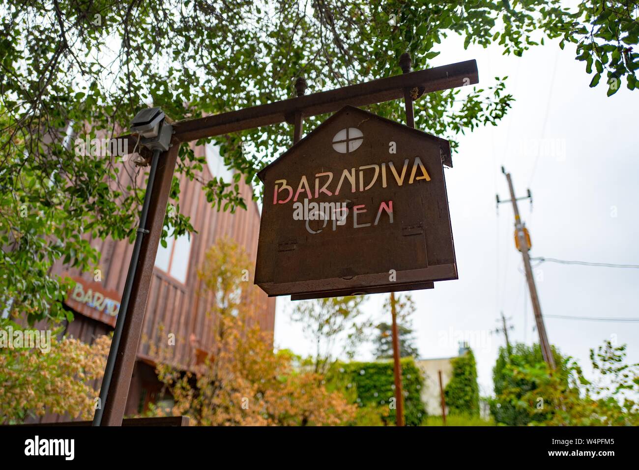 Faible angle de vue de signer pour Barndiva, un populaire restaurant de la ferme à la table dans le Comté de Sonoma Wine Country, Healdsburg, Californie, le 24 août 2018. () Banque D'Images