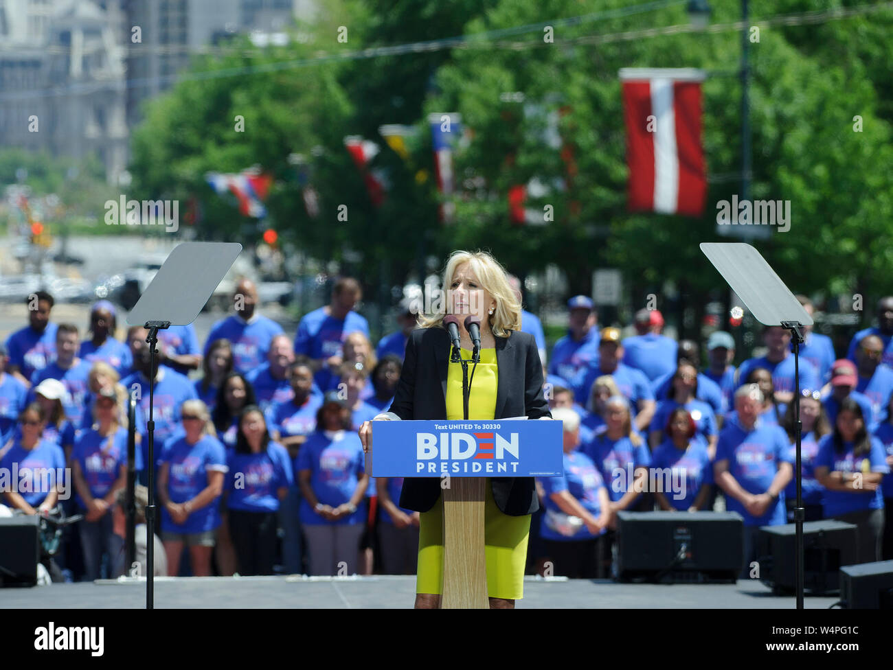 Dr. Jill Biden présente Joe Biden qu'il lance sa campagne présidentielle de 2020 lors d'un rassemblement à ovale Eakins à Philadelphie, Pennsylvanie. Banque D'Images