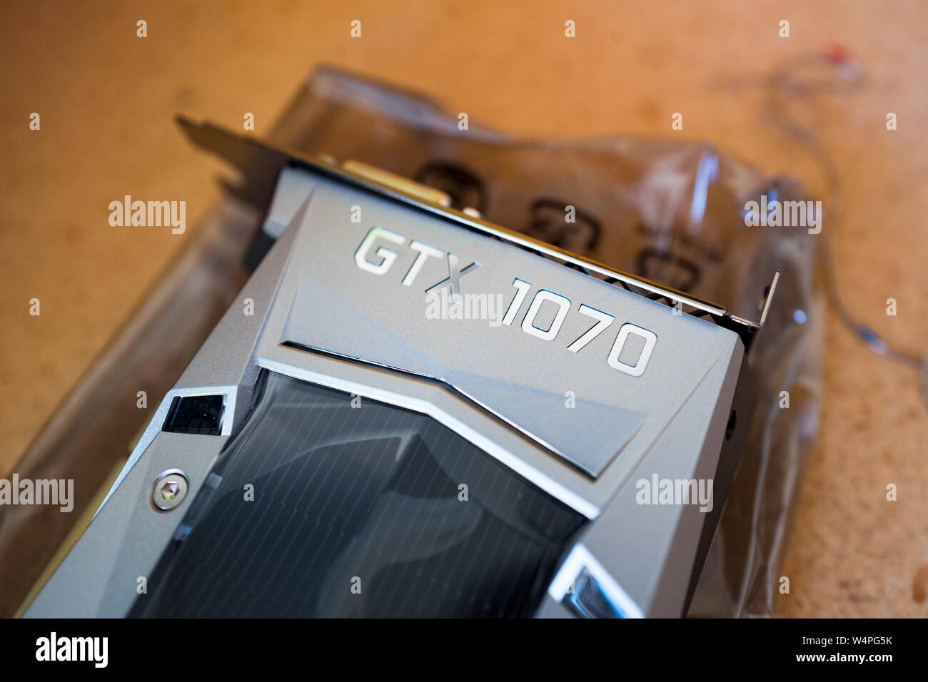 Nouvelle carte graphique NVIDIA 1070 GTX Unité de traitement graphique (GPU), aka carte graphique, illustré au sommet sac antistatique avant l'installation dans un ordinateur pour l'exploitation minière l'exploitation minière cryptocurrency alternatives Bitcoin, San Ramon, Californie, le 28 août 2018. () Banque D'Images