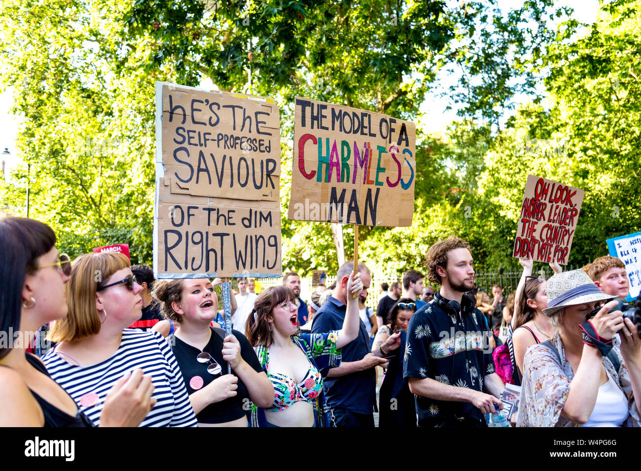 24 juillet 2019 - Fck govt fck Boris protester contre Boris Johnson en tenant sur le poste de Premier ministre, Russell Square, London, UK Banque D'Images