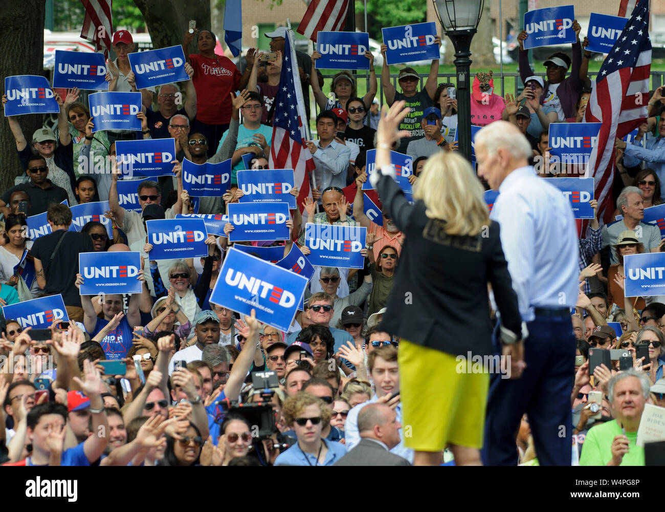 Jill Biden, à gauche, se dresse avec son mari Joe Biden, droite, lors du lancement de sa campagne présidentielle de 2020 à Philadelphie, Pennsylvanie. Banque D'Images