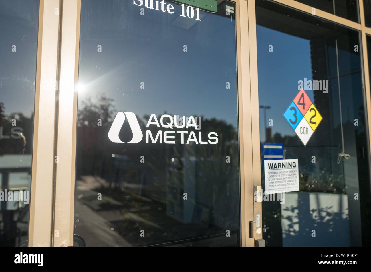 Signer avec le logo sur façade de siège de matériaux de pointe Aqua Métaux lourds sur l'île d'Alameda, Alameda, Californie, le 10 septembre 2018. () Banque D'Images