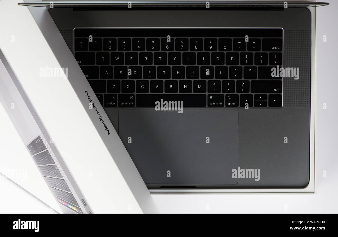 New York, USA - Le 24 juillet 2019 : Ouverture de la boîte de l'ordinateur portable Apple gris avec nouveau clavier Banque D'Images