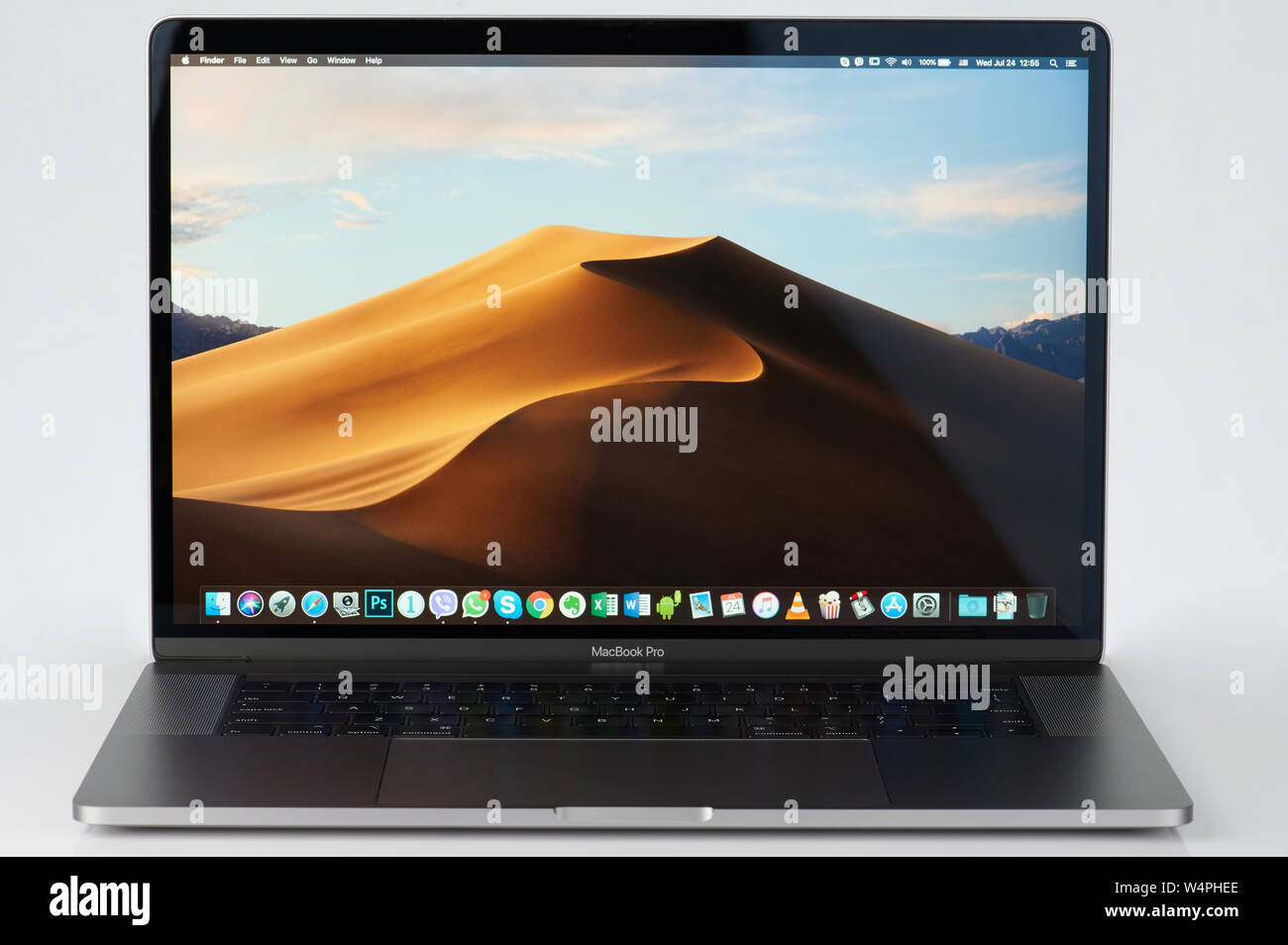 New York, USA - Le 24 juillet 2019 : gris metal signe apple logo sur portable vers vue rapprochée Banque D'Images