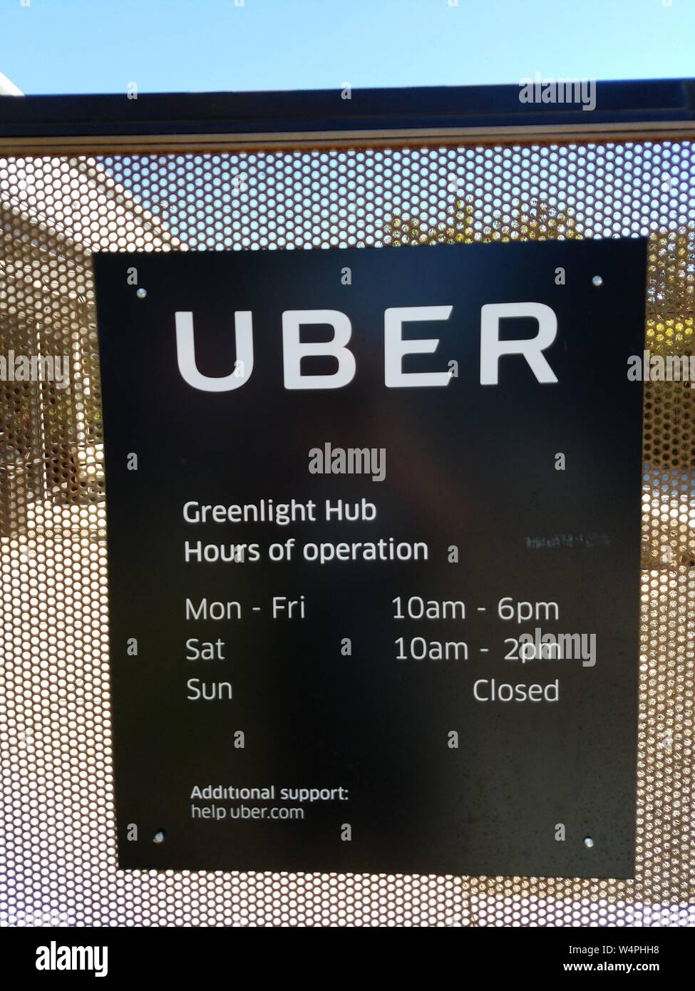 Close-up de signer avec logo à l'entrée du centre d'inspection et de moyeu Greenlight pour le covoiturage société Uber Inc, un endroit centralisé où les nouveaux véhicules des conducteurs sont inspectés et approuvés par l'entreprise, dans la Silicon Valley, San Jose, Californie, le 18 septembre 2018. () Banque D'Images