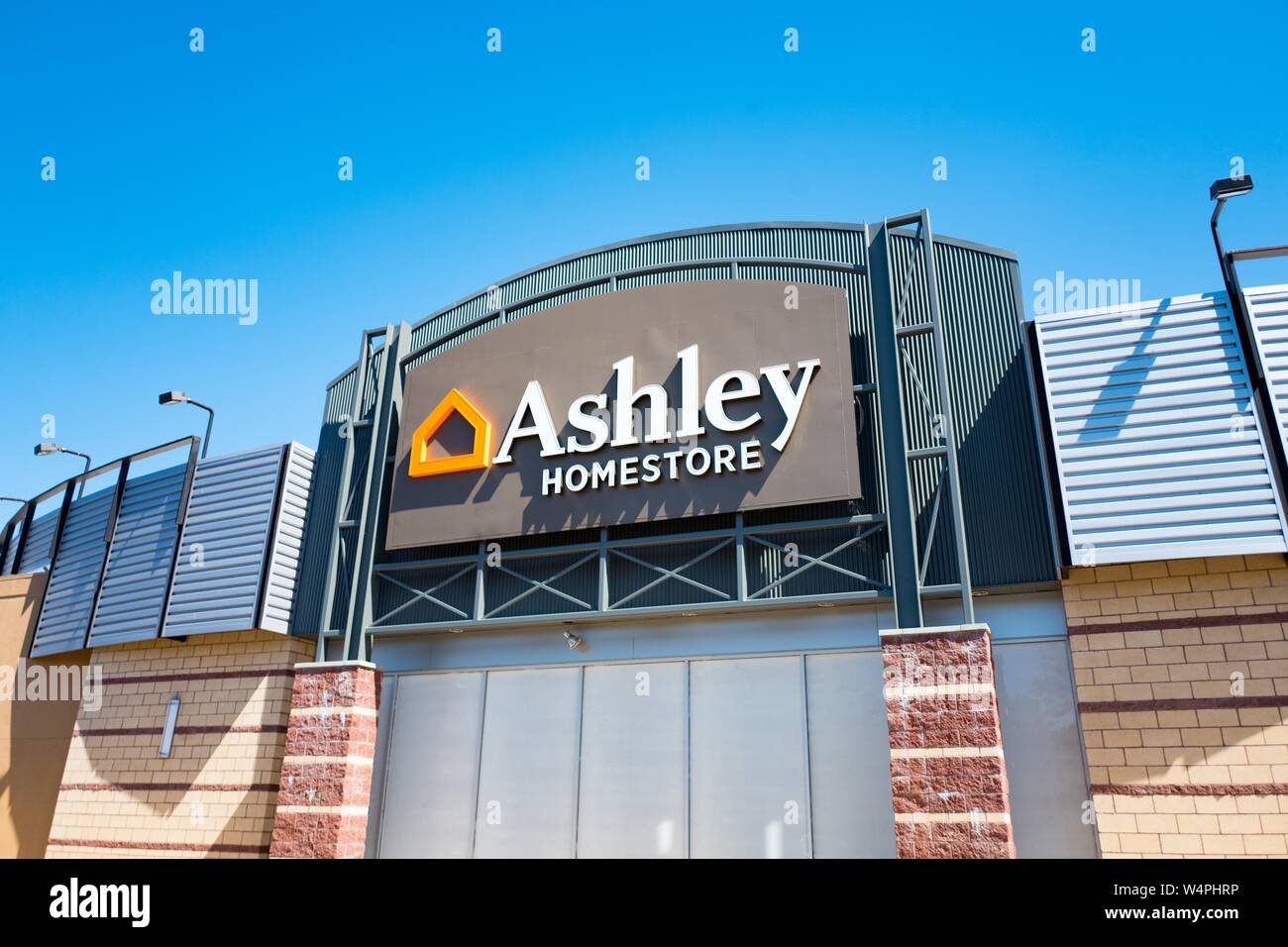 Façade avec panneau à Ashley Furniture Homestore situé au centre-ville de Dublin, Californie, le 20 septembre 2018. () Banque D'Images