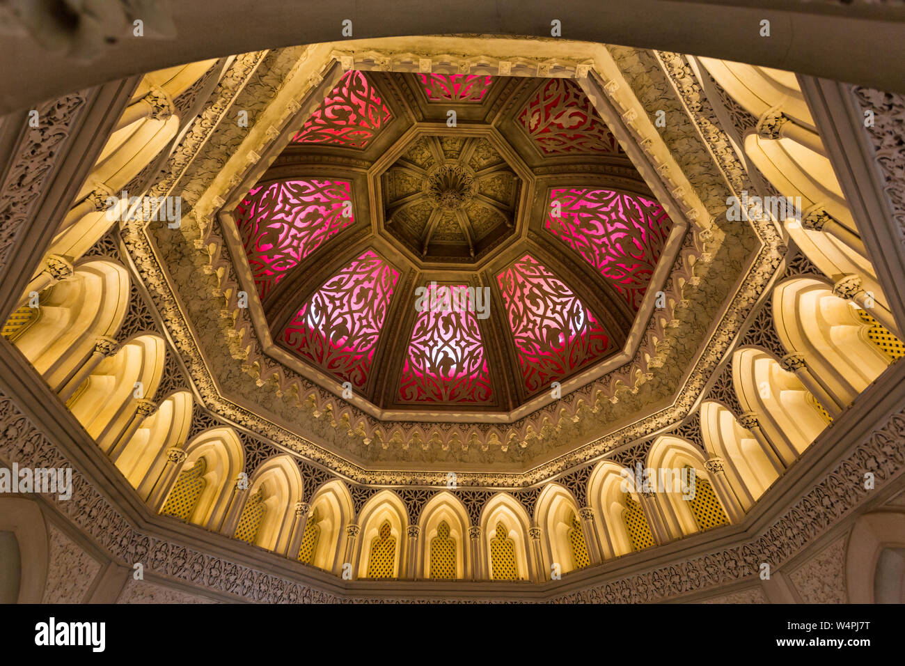 Galerie l'intérieur de toit dome lanterne tour principale à l'UNESCO World Heritage site de l'Palacio de Monserrate (Palais Monseratte), Sintra, Portugal. Banque D'Images