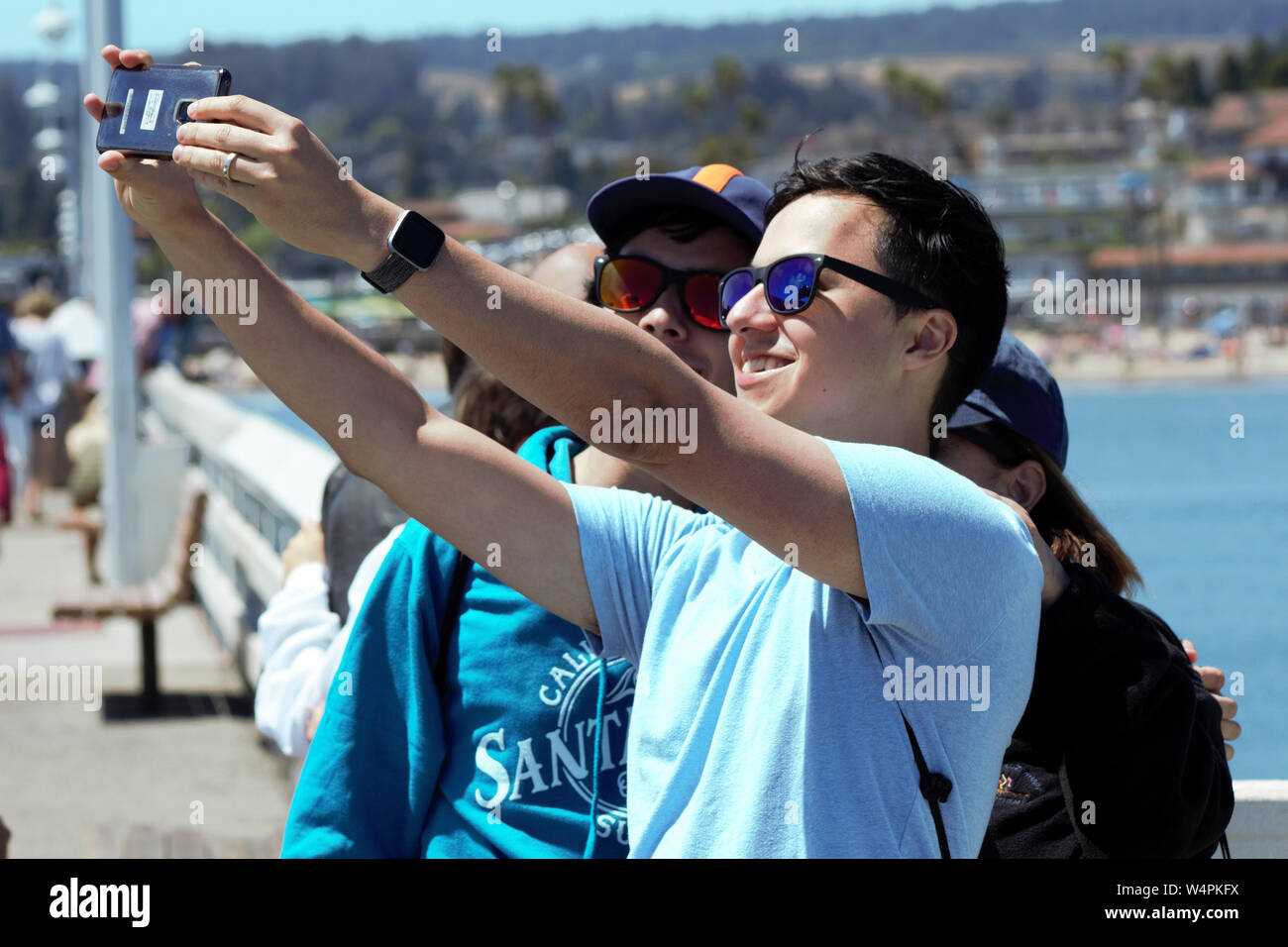 Excellente image de trois jeunes personnes prenant un. selfies Banque D'Images