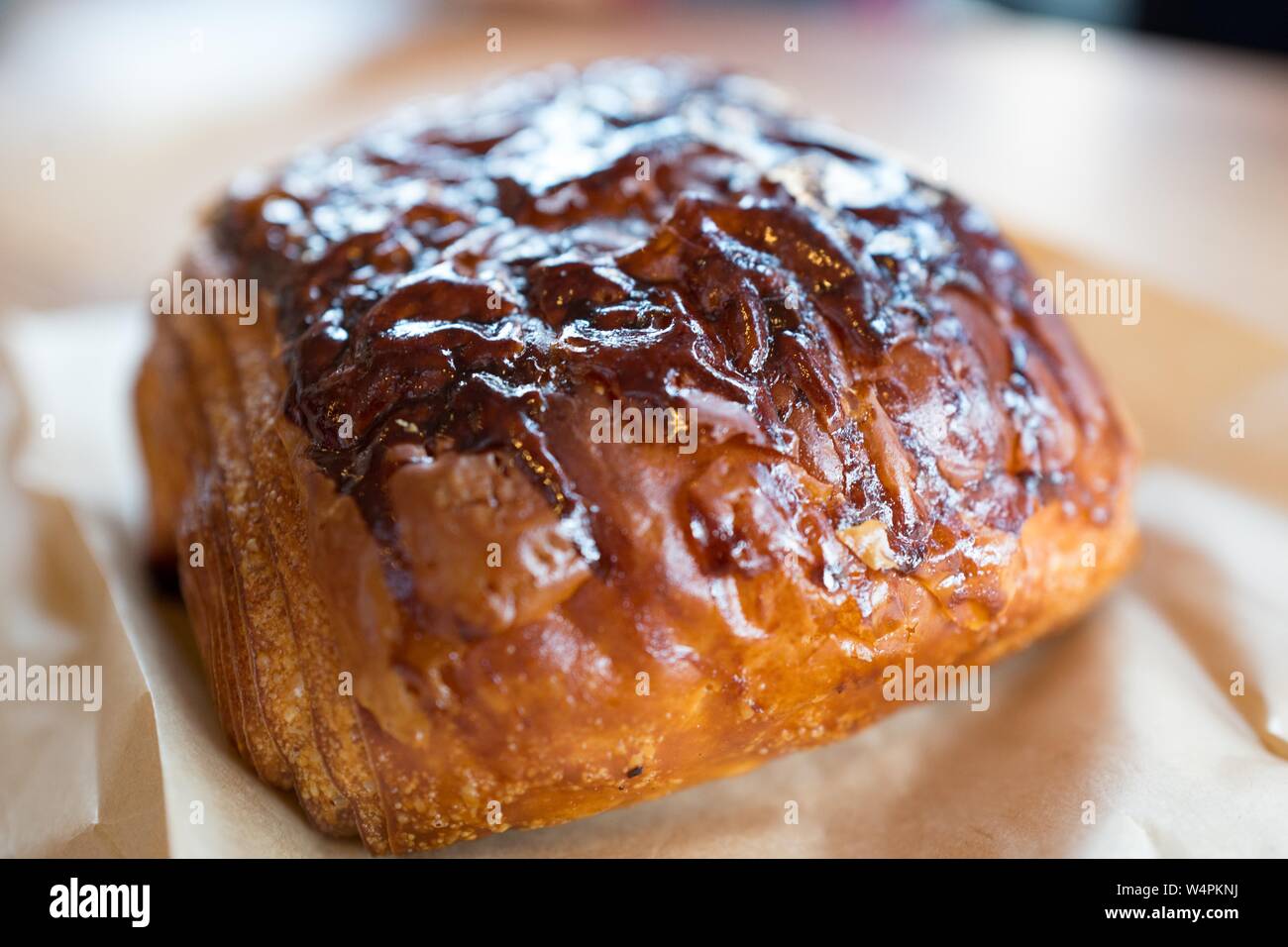 Close-up de marchandises cuites au four sur l'affichage à l'Tartine boulangerie dans le quartier Mission District de San Francisco, Californie ; Tartine est parmi les plus populaires des boulangeries à San Francisco, le 30 septembre 2018. () Banque D'Images