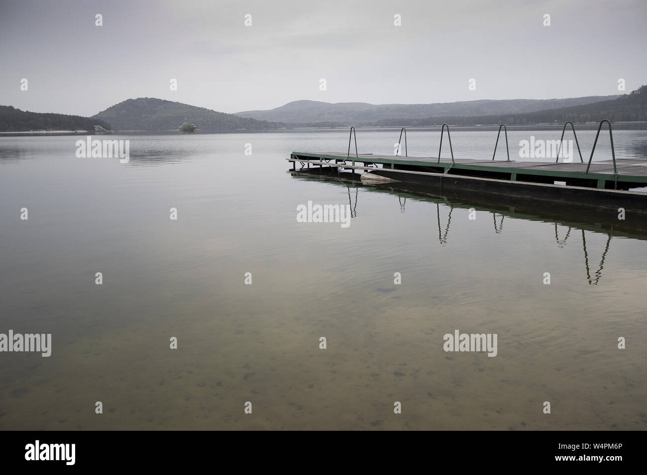 Sur la jetée du lac machovo, République tchèque Banque D'Images