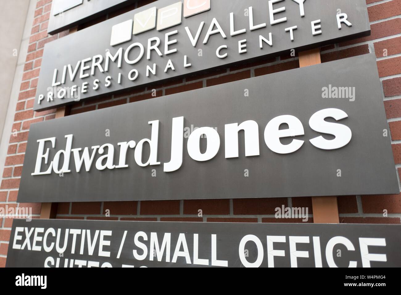 Close-up de signer avec logo pour société d'investissement dans le centre-ville de Edward Jones Livermore, Californie, le 3 octobre 2018. () Banque D'Images