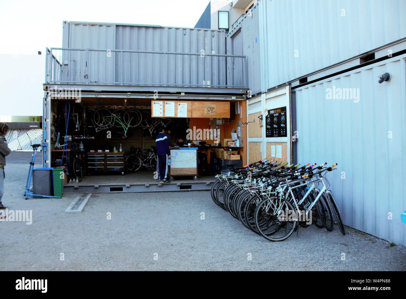 Une location de vélos et atelier de réparation à San Francisco, Californie. Banque D'Images