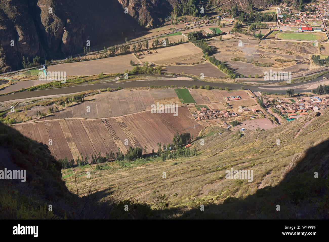 Donnant sur le Rio Urubamba Valley des ruines de Huchuy Qosqo, Vallée Sacrée, Pérou Banque D'Images