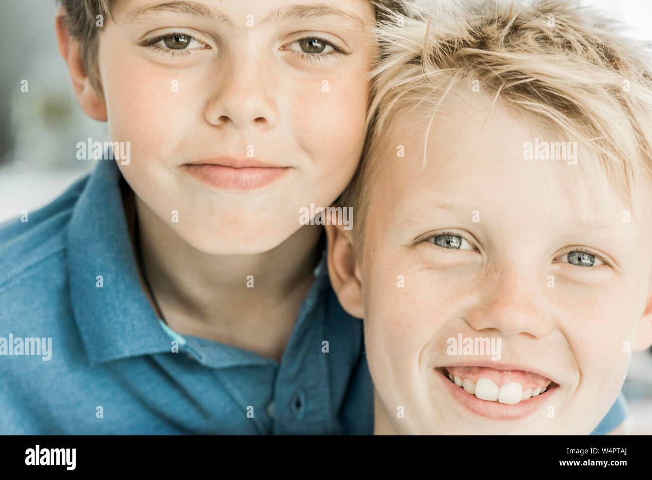 Deux gars, amis, 10 ans, à la recherche dans l'appareil photo, portraits, souriant et cool, Allemagne Banque D'Images