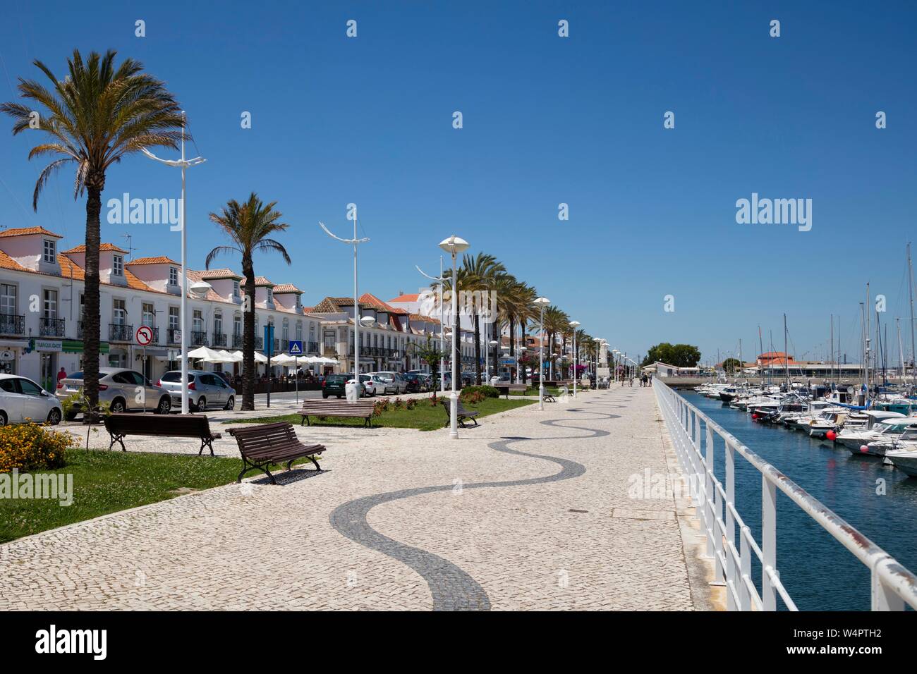 Promenade au bord de l'eau, Vila Real de Santo Antonio, Algarve, Portugal Banque D'Images