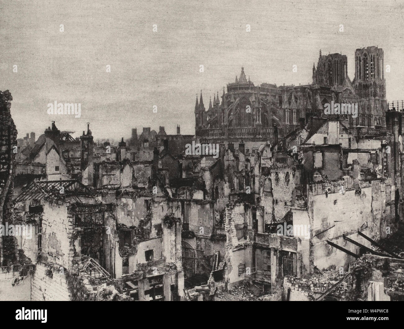 La ville de Reims et sa célèbre cathédrale dans une photo non datée de la Première Guerre mondiale, probablement pris d'ici la fin de 1916. La cathédrale a été délibérément bombardés par les forces allemandes, un acte qui serait en ce moment être considéré comme un crime de guerre (mais pas en 1916). Banque D'Images