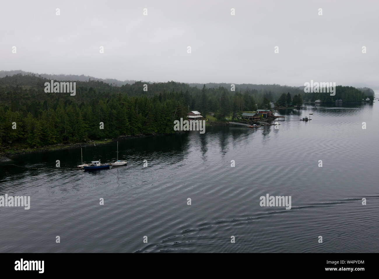 Avis de Ketchikan Alaska brumeux de norvégien joie bateau de croisière. Banque D'Images
